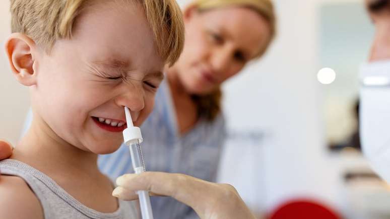 Mais complexas de preparar, vacinas intranasais atuarão localmente no sistema respiratório