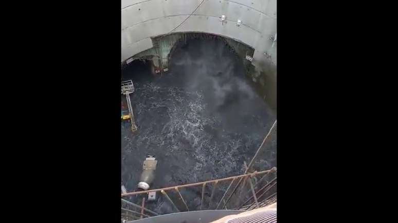 Imagens compartilhadas em redes sociais mostram o t&uacute;nel do metr&ocirc; inundando