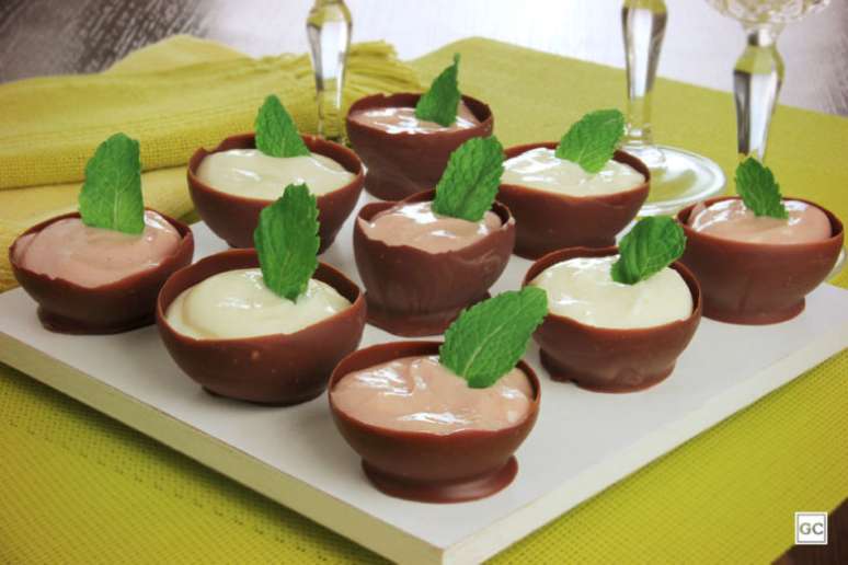 Guia da Cozinha - Cumbuca de chocolate com mousse de limão e morango