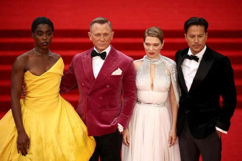 Lashana Lynch, Daniel Craig, Lea Seydoux e o diretor Cary Fukunaga durante estreia do novo filme de James Bond "Sem Tempo Para Morrer", em Londres
28/09/2021 REUTERS/Henry Nicholls