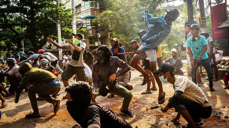 Manifestantes usaram estilingues contra as for&ccedil;as de seguran&ccedil;a que se aproximavam &mdash; Yangon, mar&ccedil;o de 2021