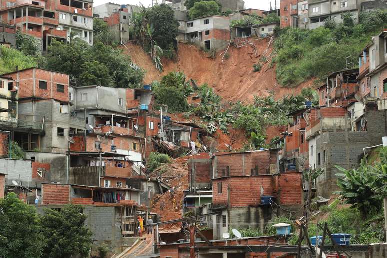 Vista da área onde um deslizamento de terra atingiu três casas no bairro Parque Paulista, entre as cidades de Francisco Morato e Franco da Rocha