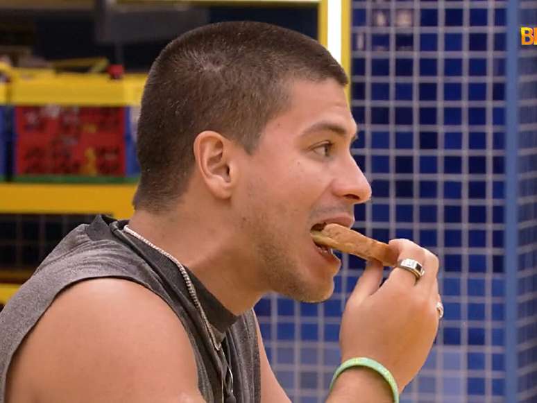 Arthur Aguiar comendo pão