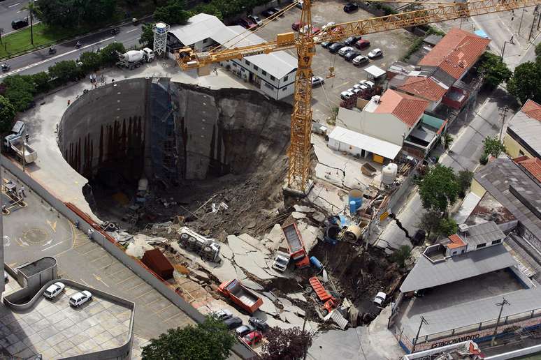 Desabamento nas obras do metrô na estação Pinheiros em 2007