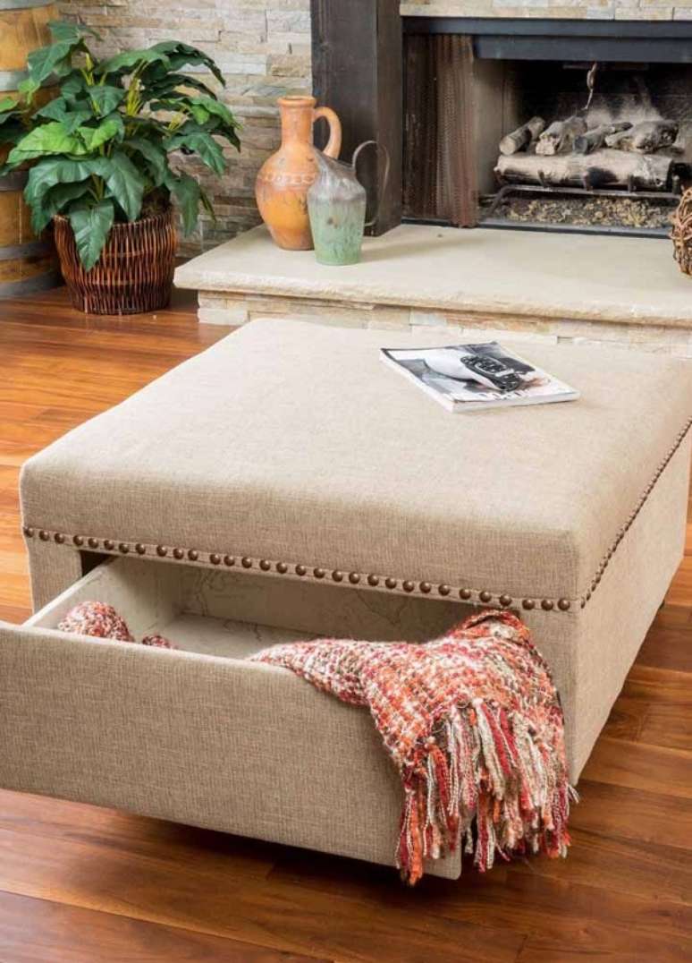 52. Sala de estar com puff ba&uacute; bege e m&oacute;veis inteligentes &ndash; Foto Marabraz