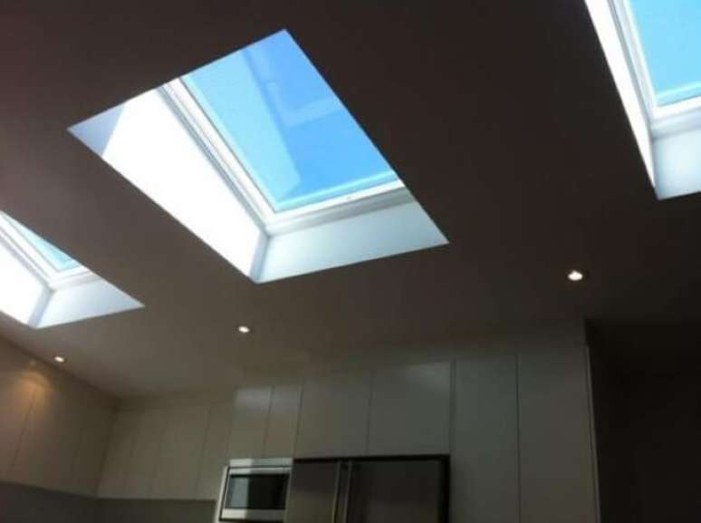 9. O uso de v&aacute;rias claraboias fazem o c&ocirc;modo ficar ainda mais iluminado. Fonte: GlassMetal