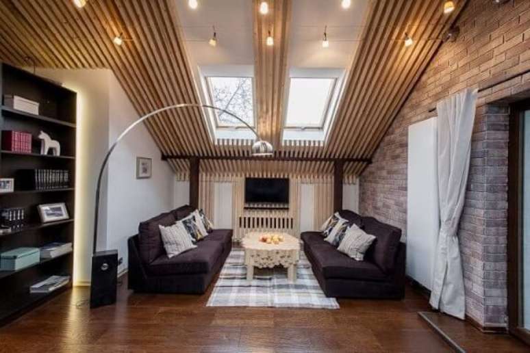 44. Al&eacute;m da ilumina&ccedil;&atilde;o artificial, a claraboia de teto d&aacute; um toque especial &agrave; sala. Fonte: