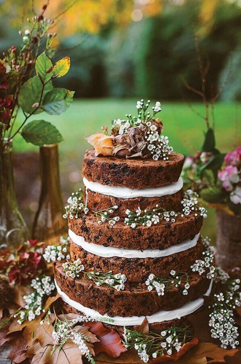 49. As pequenas flores brancas deram um toque delicado &agrave; decora&ccedil;&atilde;o do bolo de casamento r&uacute;stico 3 andares &ndash; Foto: Deavita