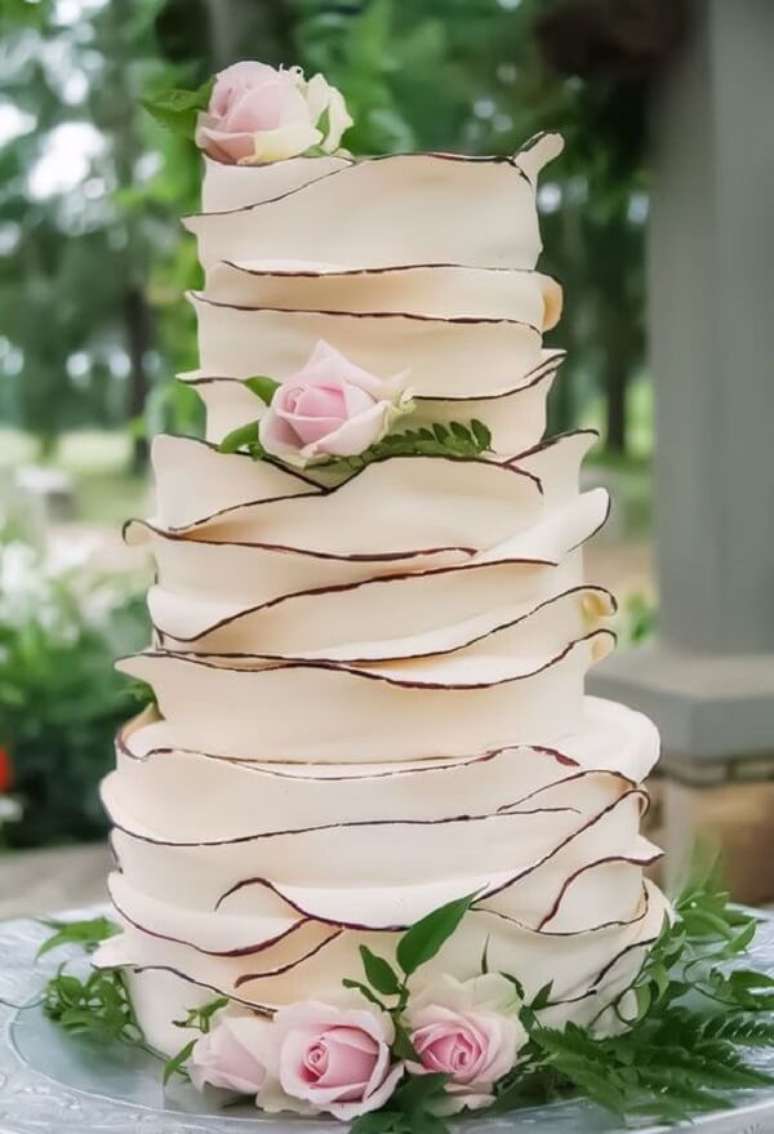 98. Bolo de casamento com design sofisticado. Fonte: Pink Book Weddings