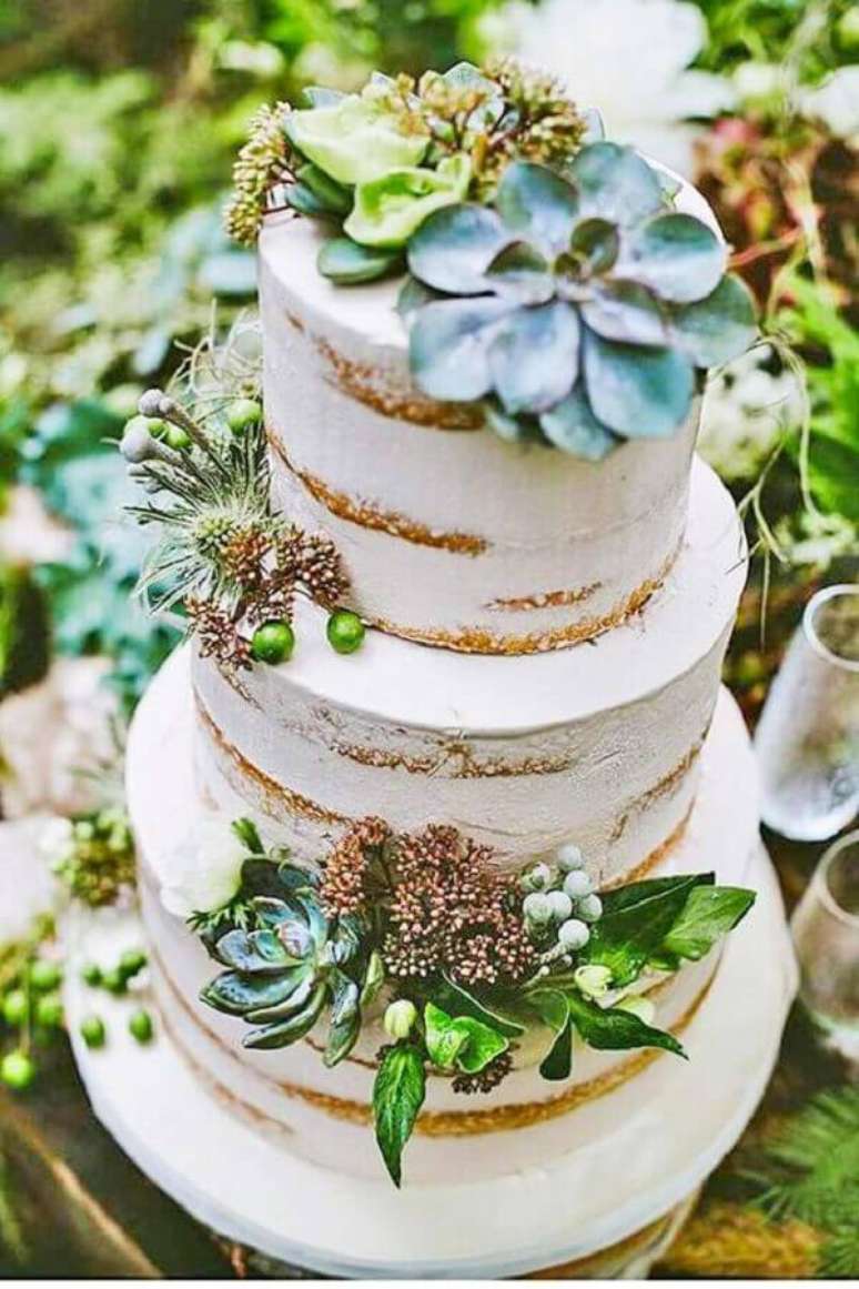 93. A planta suculenta &eacute; perfeita para dar o acabamento na decora&ccedil;&atilde;o do bolo de casamento r&uacute;stico &ndash; Foto: Wedding Forward