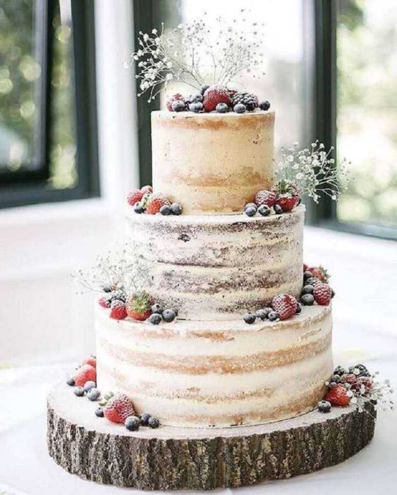 47. Lindo bolo de casamento 3 andares com acabamento r&uacute;stico e decorado com frutas vermelhas &ndash; Foto: Miau Party Ideas