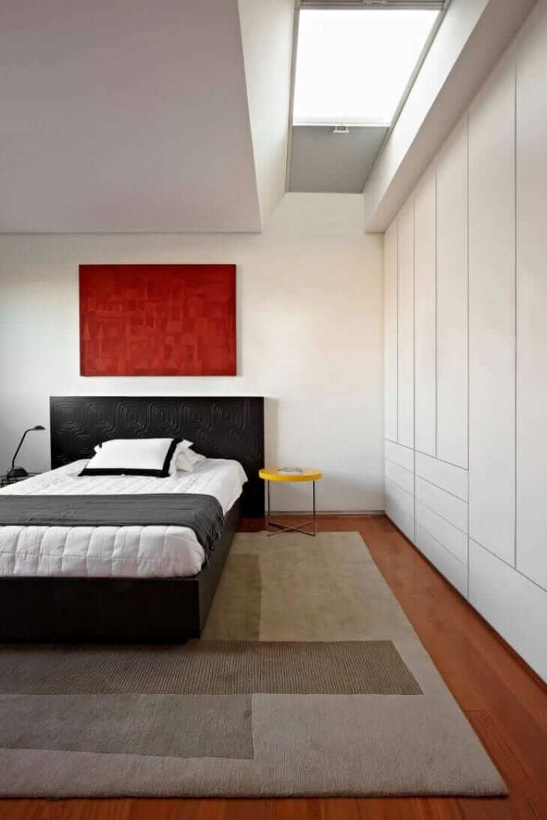 42. A claraboia de teto permite a entrada de luz abundante. Fonte: David Guerra