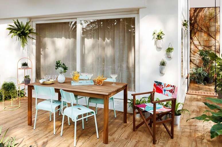 1. Ter um conjunto de mesa e cadeira abre possibilidades para refeições cotidianas ou reuniões especiais – Foto: Tok&Stok