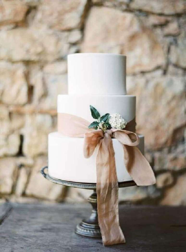 17. Escolha detalhes que ganhem destaque no seu tradicional bolo de casamento branco &ndash; Foto: Magnolia Rouge