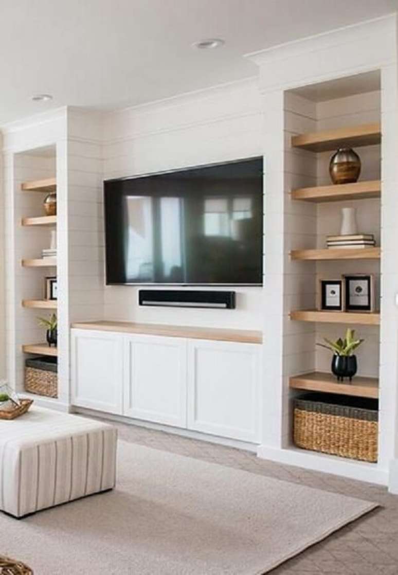 16. Estante nas cores neutras para sala de estar com m&oacute;veis inteligentes &ndash; Foto Trendedecor