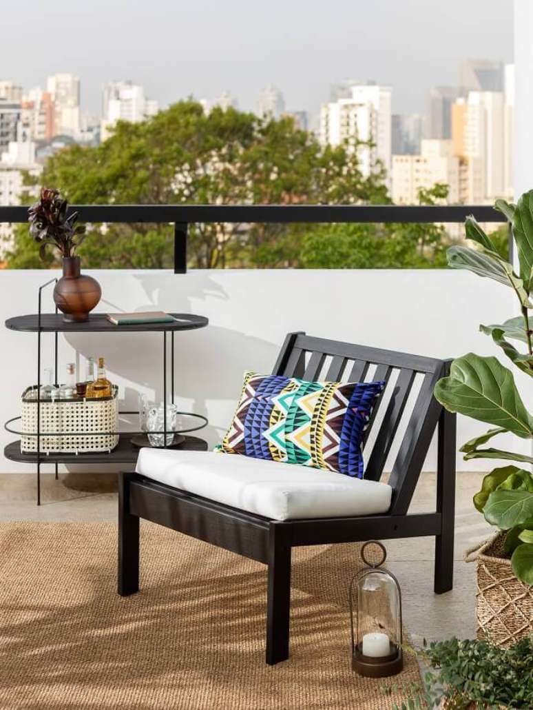 7. Mais conforto para varanda: Poltrona com almofada extra para momentos de relaxamento – Foto: Tok&Stok