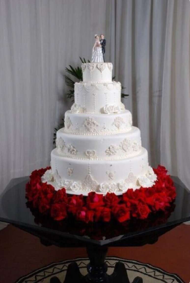 88. Modelo de bolo de casamento tradicional todo branco com noivinhos no topo &ndash; Foto: LuvCakes