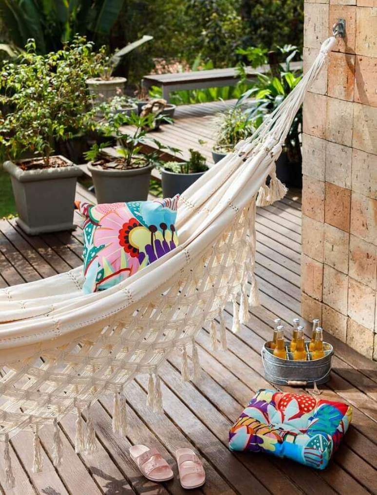 15. Para momentos de relaxamento e descanso, uma boa rede é sempre bem-vinda na varanda ou jardim – Foto: Tok&Stok