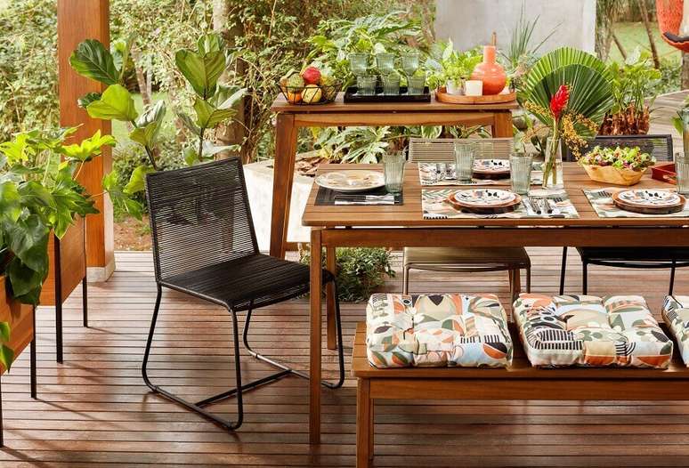 2. Aproveite a área externa para servir mais cor e frescor à mesa – Foto: Tok&Stok