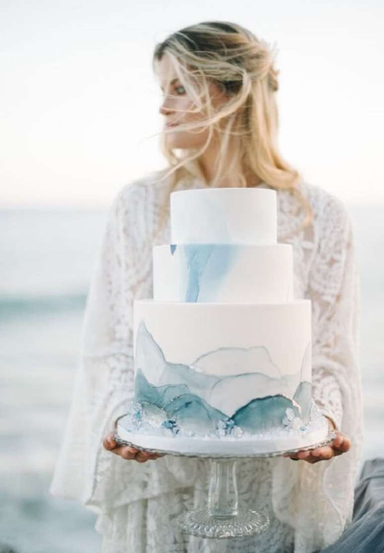 100. Bolo com tons de azul para casamento na praia. Fonte: Martha Stewart Weddings