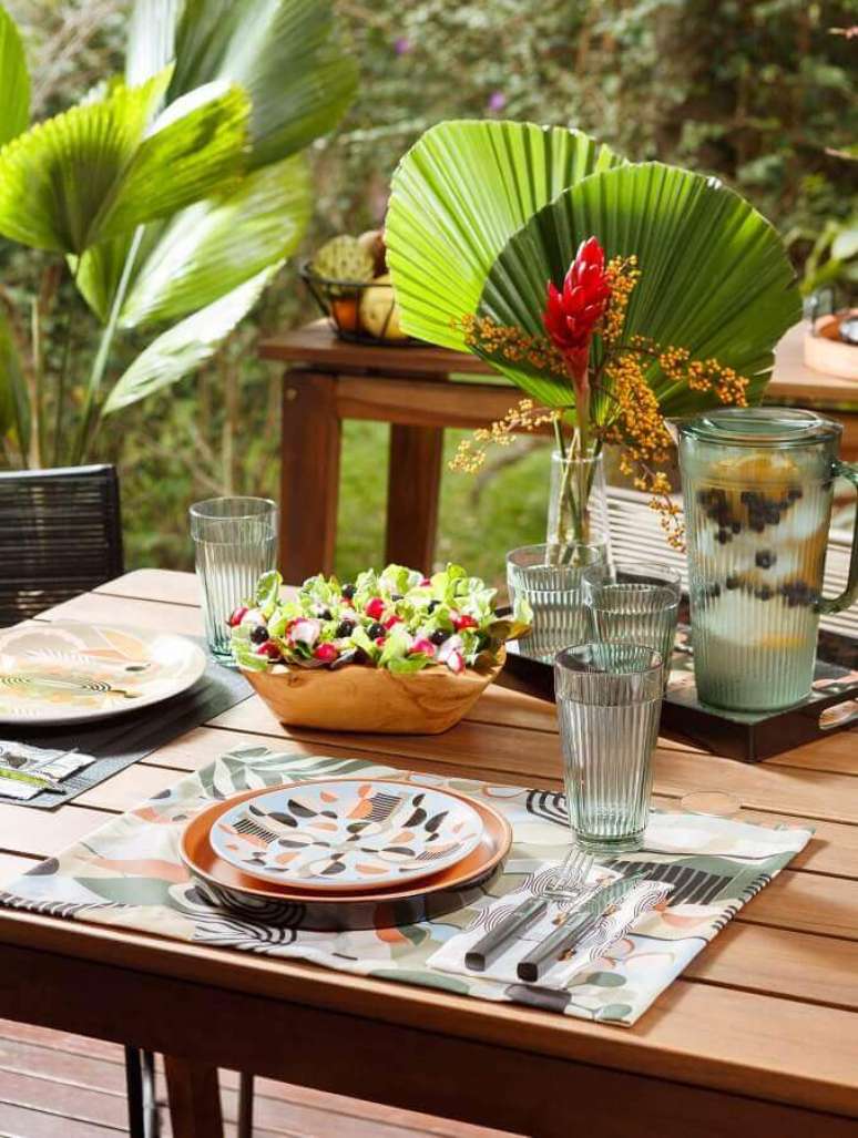 9. Mesa posta para refeições ao ar livre – Foto: Tok&Stok