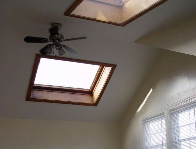 45. A claraboia de vidro com estrutura de madeira tem um ar meio r&uacute;stico