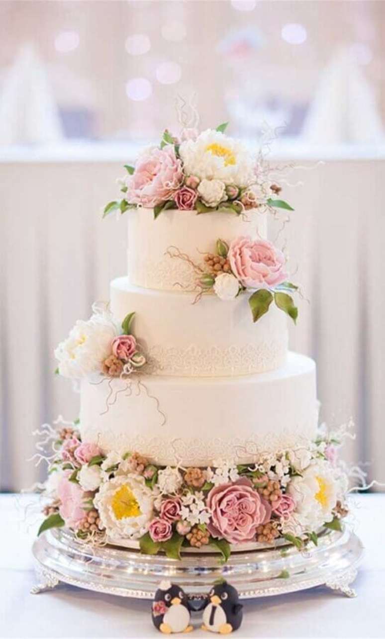 38. O bolo de casamento com flores &eacute; garantia de um toque delicado e rom&acirc;ntico na decora&ccedil;&atilde;o &ndash; Foto: Fab Mood