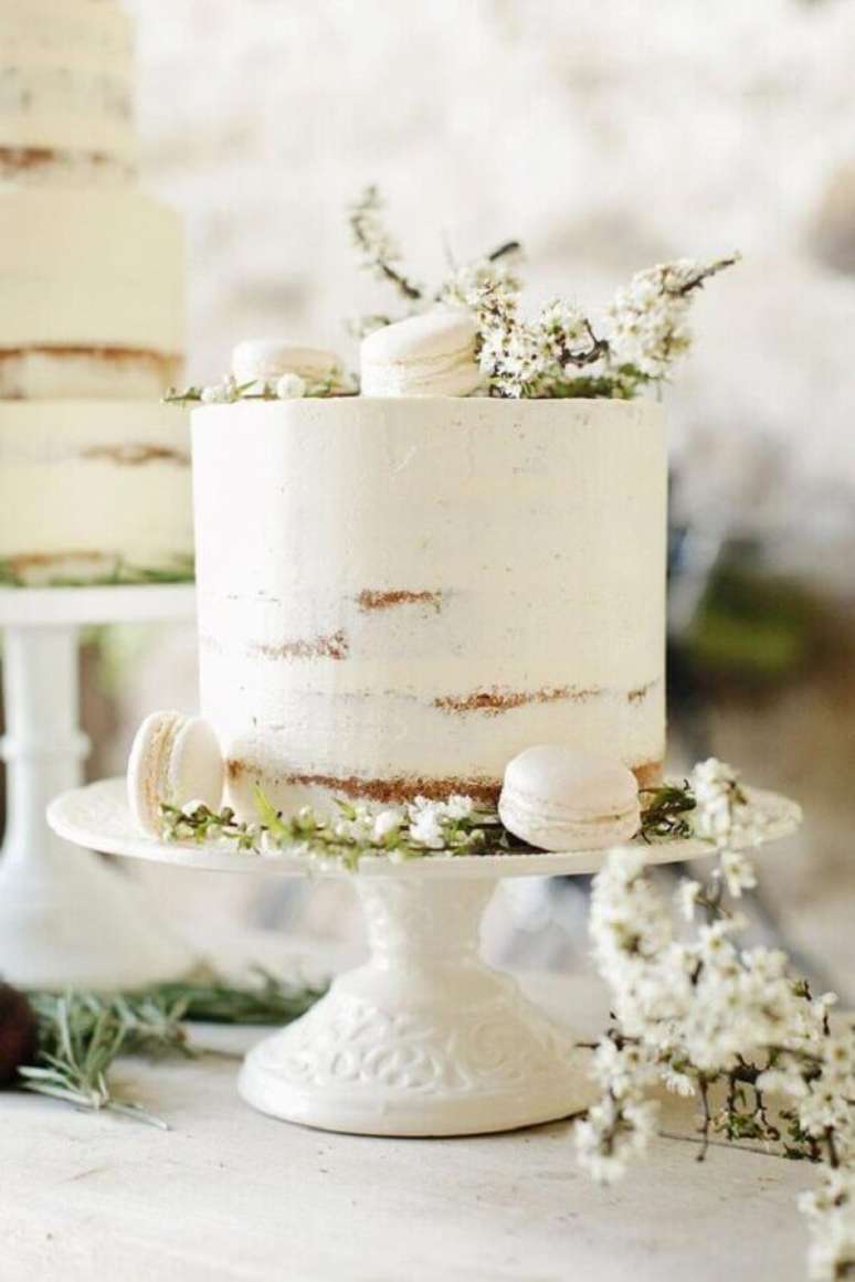 59. Para deixar o seu modelo de bolo de casamento ainda mais doce e bonito utilize macaron na decora&ccedil;&atilde;o &ndash; Foto:&nbsp; Luck and Luck Blog
