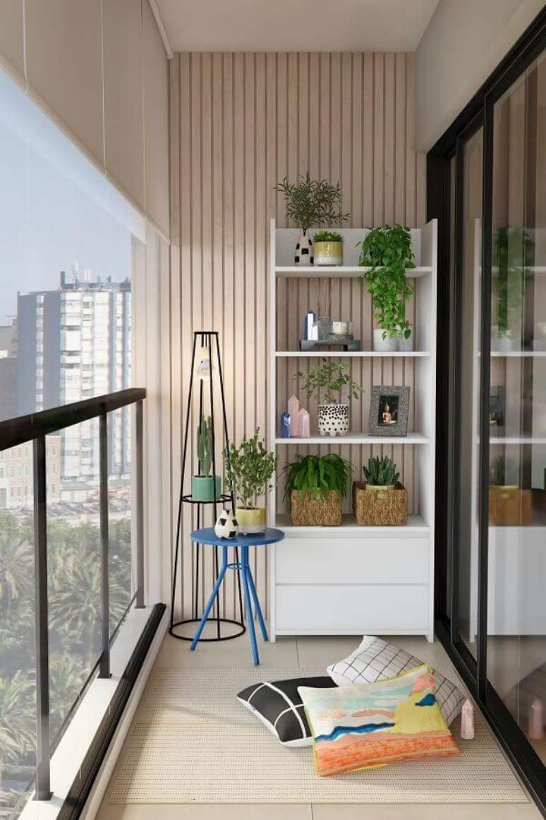 12. Colocar uma estante na varanda deixa o espaço mais organizado e funcional – Foto: Tok&Stok