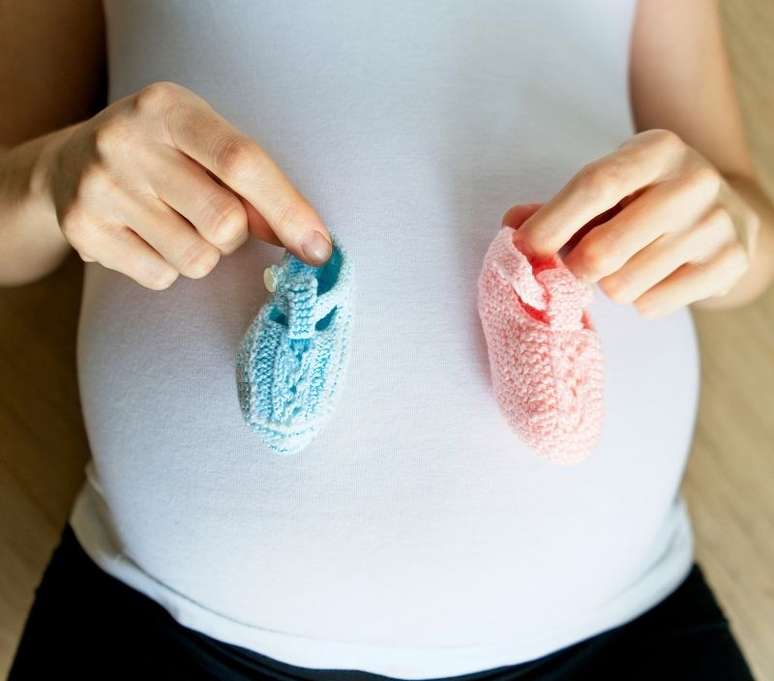 Fazer e mostrar um sapatinho de crochê é uma das formas da mulher de Libra revelar que está grávida - Shutterstock