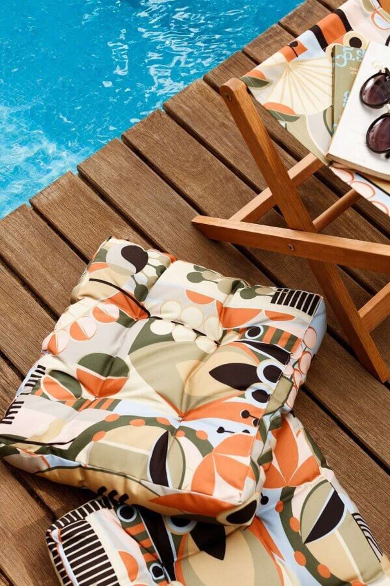 14. Leve mais cor para sua varanda ou jardim com almofadas estampadas – Foto: Tok&Stok