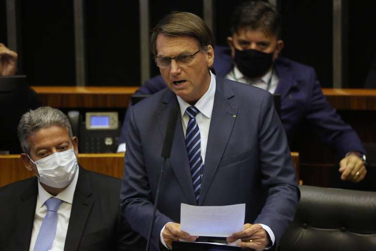 Em discurso no Congresso, Bolsonaro volta a atacar Lula