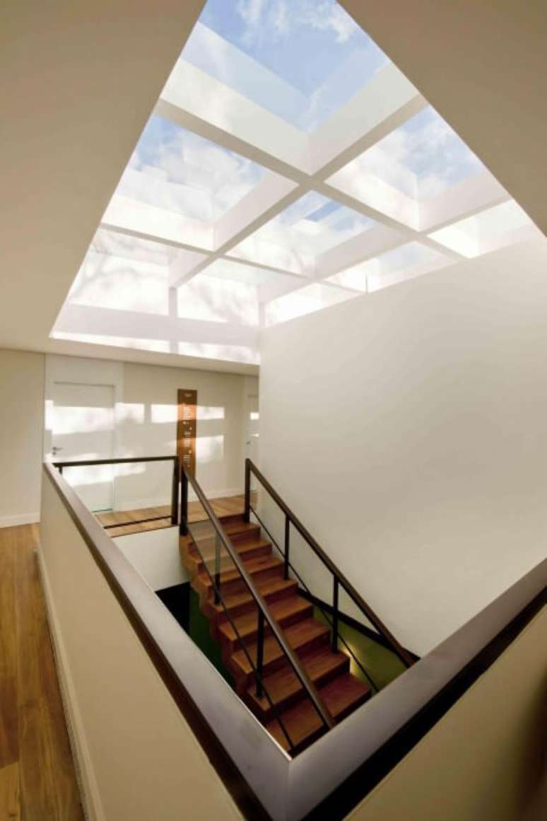 2. A claraboia de vidro deixou a escadaria muito mais iluminada. Projeto de Zize Zink