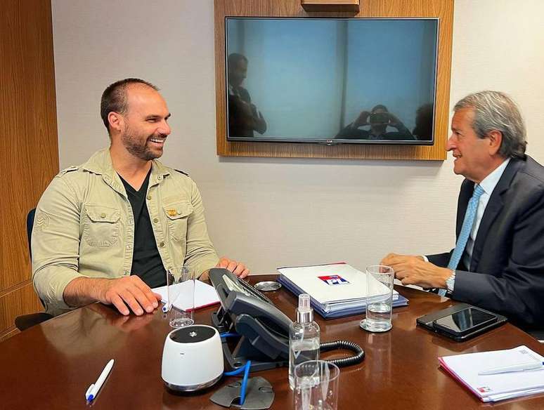 Eduardo Bolsonaro e Valdemar Costa Neto; Deputado acertou a filiação ao Partido Liberal.
