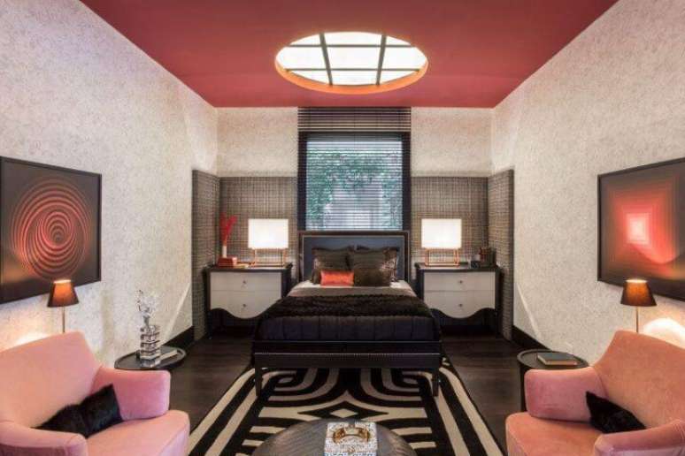 17. Quarto com claraboia de vidro sobre cama. Fonte: Maur&iacute;cio Karam