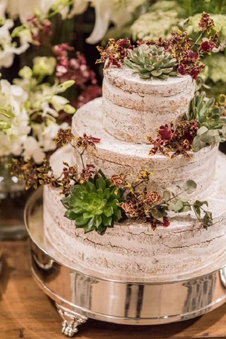 105. As suculentas trazem um toque &uacute;nica para o bolo de casamento. Fonte: Aceito Sim