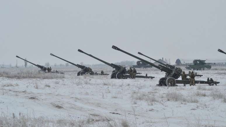 Forças ucranianas fazem exercícios na fronteira com a Crimeia, anexada à Rússia