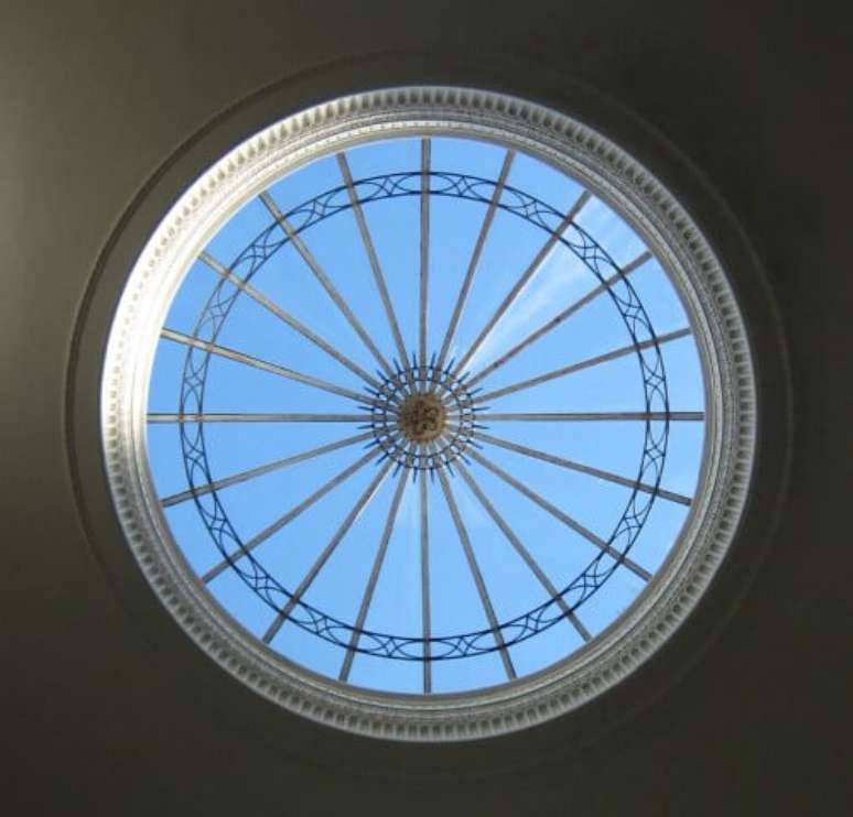 20. Claraboia c&uacute;pula &eacute; perfeita para arquitetura cl&aacute;ssica. Fonte: Homify