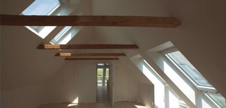 21. Claraboia com ventila&ccedil;&atilde;o em ambiente amplo. Fonte: WBDG