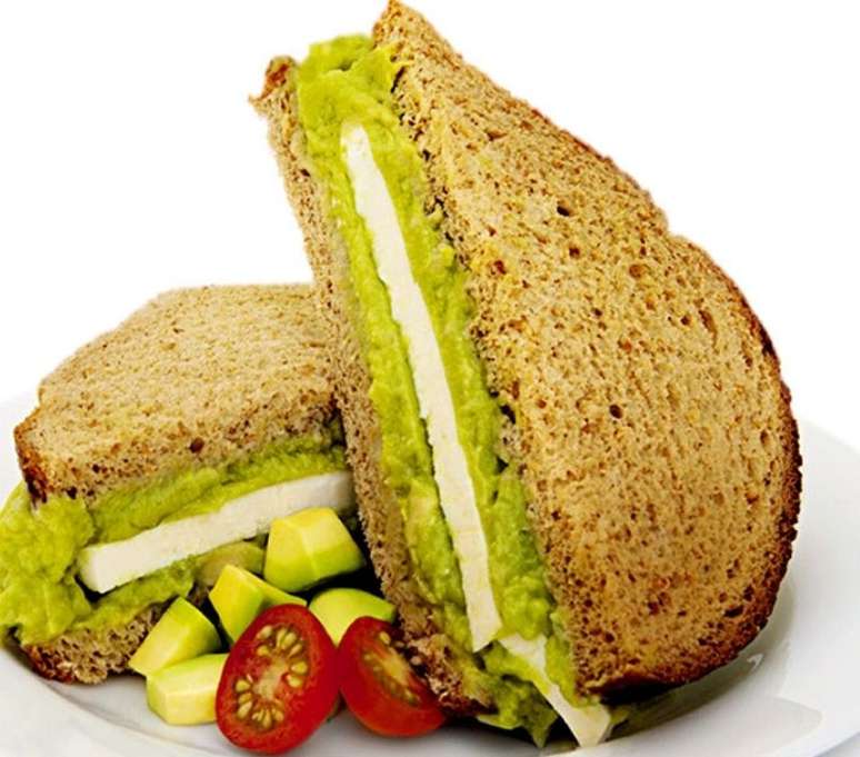 Sandu&iacute;che de queijo branco com pasta de avocado (Reprodu&ccedil;&atilde;o / Guia Cozinha)