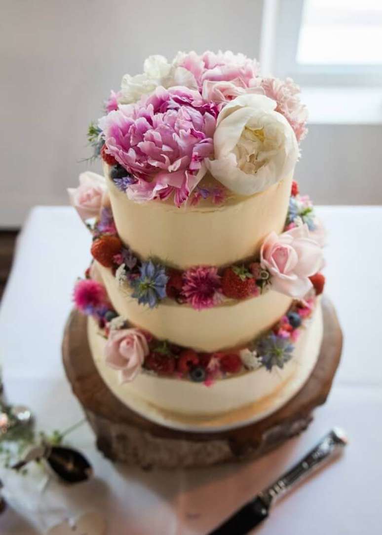 68. Lindo bolo de casamento com flores &ndash; Foto: The Knot