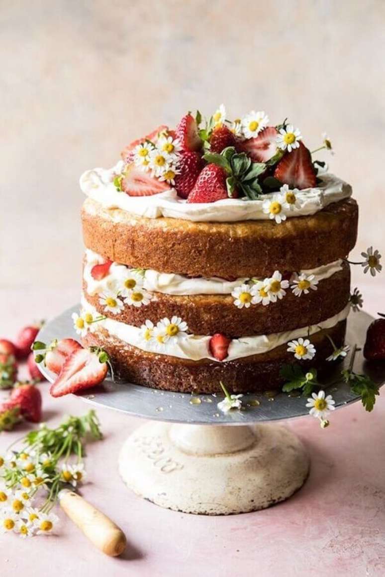 76. Frutas vermelhas e pequenas margaridas para decora&ccedil;&atilde;o de bolo de casamento simples e r&uacute;stico &ndash; Foto: Casa e Festa