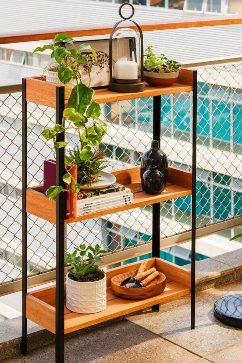 13. Pequenas estantes, carrinhos e floreiras são ideais para apoiar vasos, acessórios e ferramentas de uso frequente – Foto: Tok&Stok