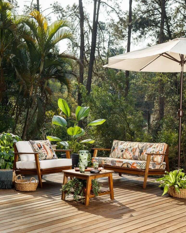 11. Conjunto de sofá e poltrona sob a sombra do ombrelone – Foto: Tok&Stok