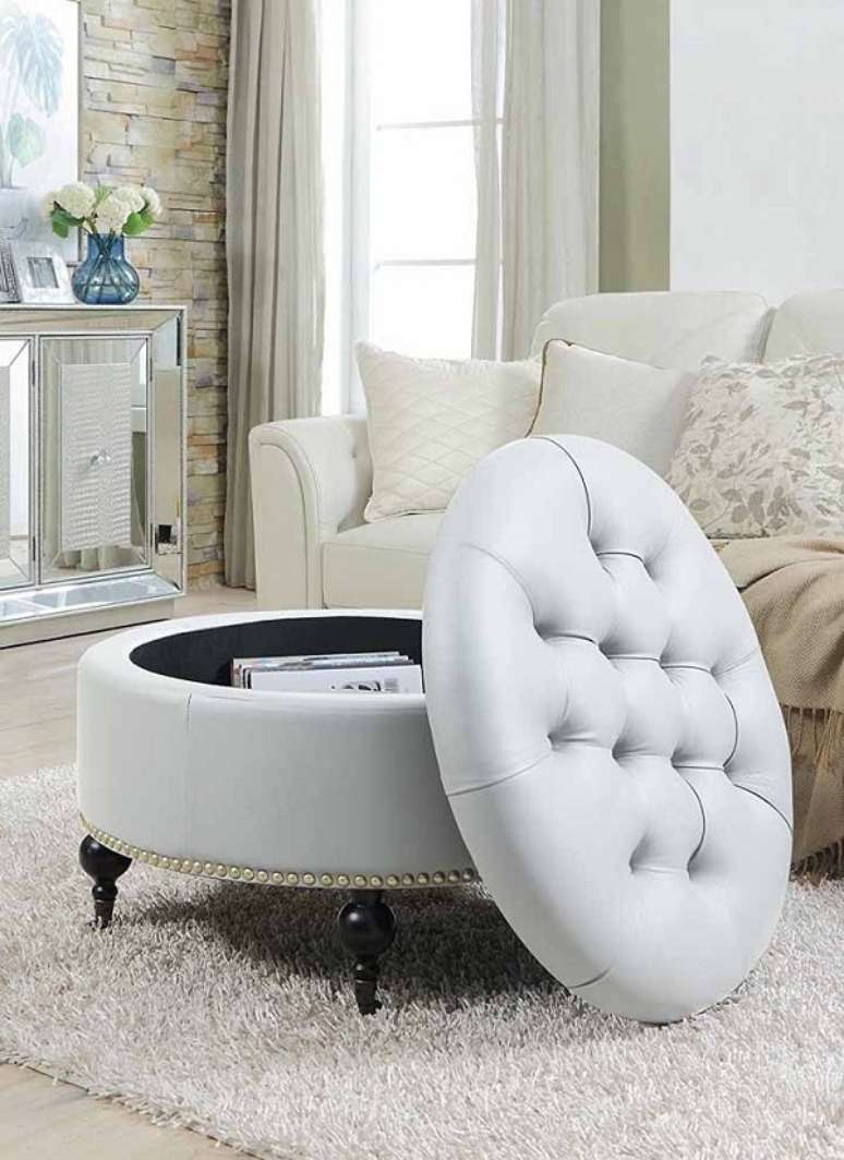 51. Sala de estar com moveis inteligentes e puff bau azul claro &ndash; Foto Walmart