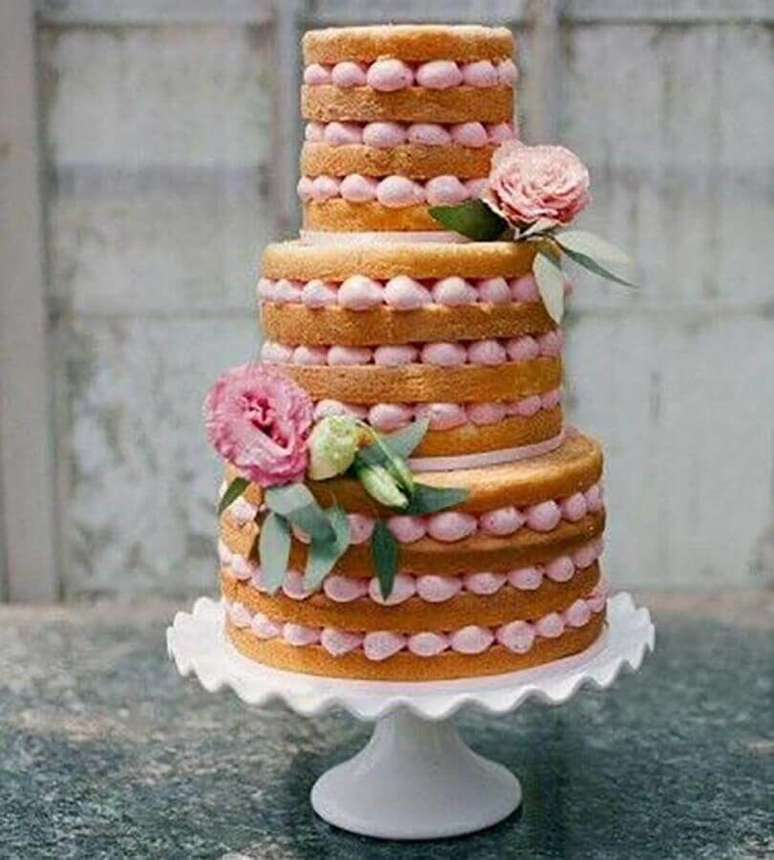 18. O naked cake &eacute; uma excelente op&ccedil;&atilde;o de bolo de casamento r&uacute;stico &ndash; Foto: Casamentos