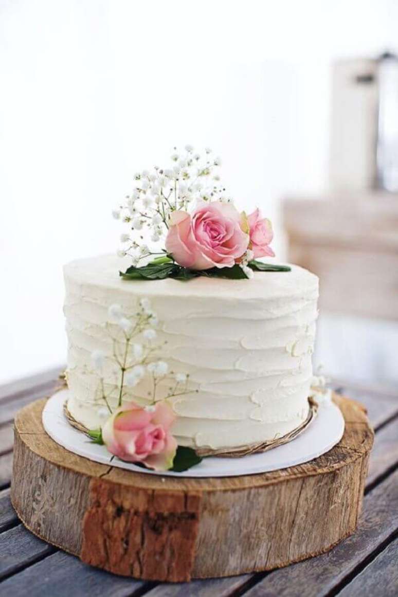 37. Modelo simples de bolo de casamento com chantilly decorado com rosa cor de rosa &ndash; Foto: Easy Weddings