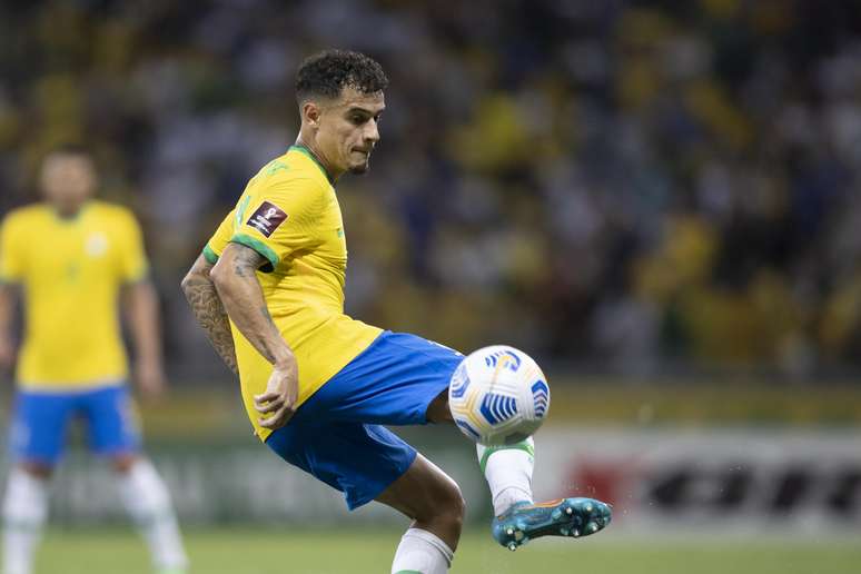 Com gol de Coutinho, seleção goleia Paraguai no Mineirão pelas