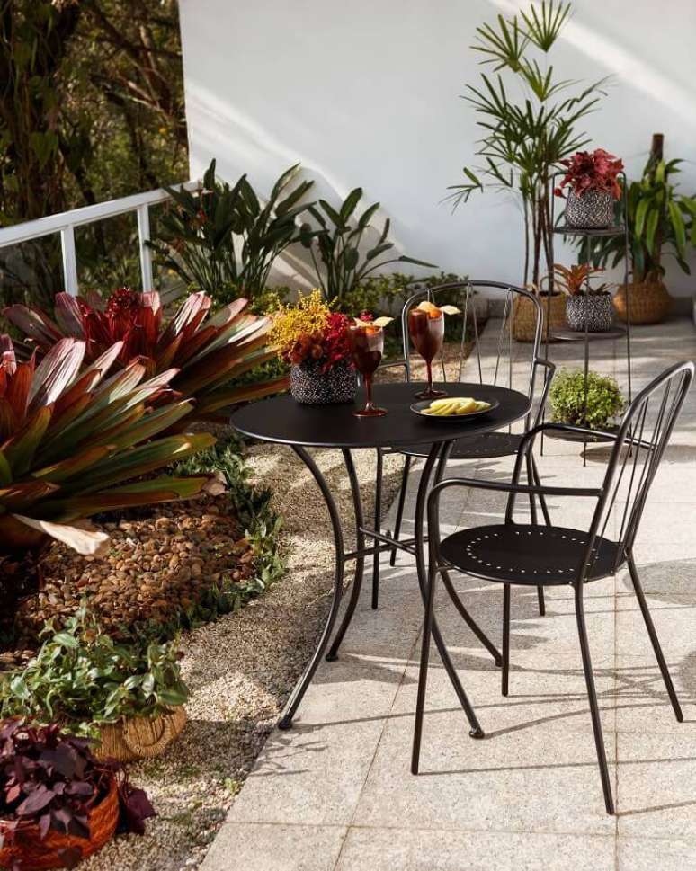 5. Cadeiras em metal ou em cores escuras levam personalidade para a área externa – Foto: Tok&Stok