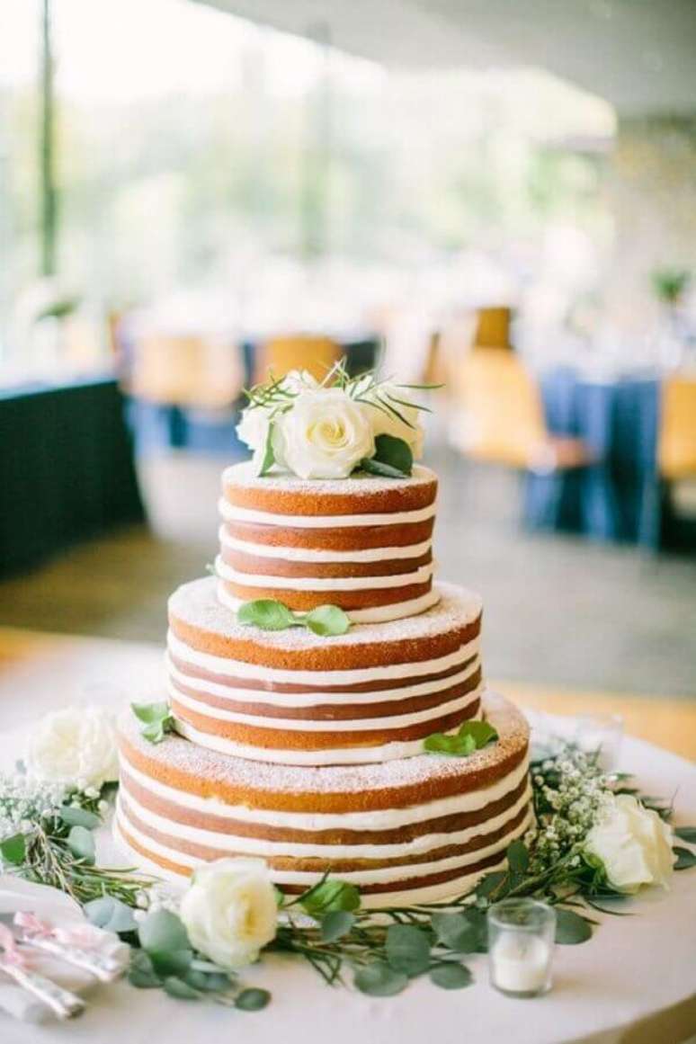 41. Bolo de casamento 3 andares com acabamento rustico e decorado com rosa branca no topo &ndash; Foto: Style me Pretty